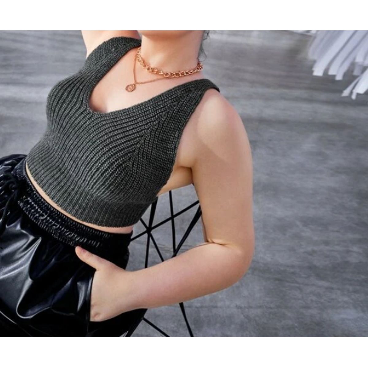 KIRAMA CLOTHING STORE - Crop Top Gris Oscuro con Espalda Cruzada  Estilo Fiesta