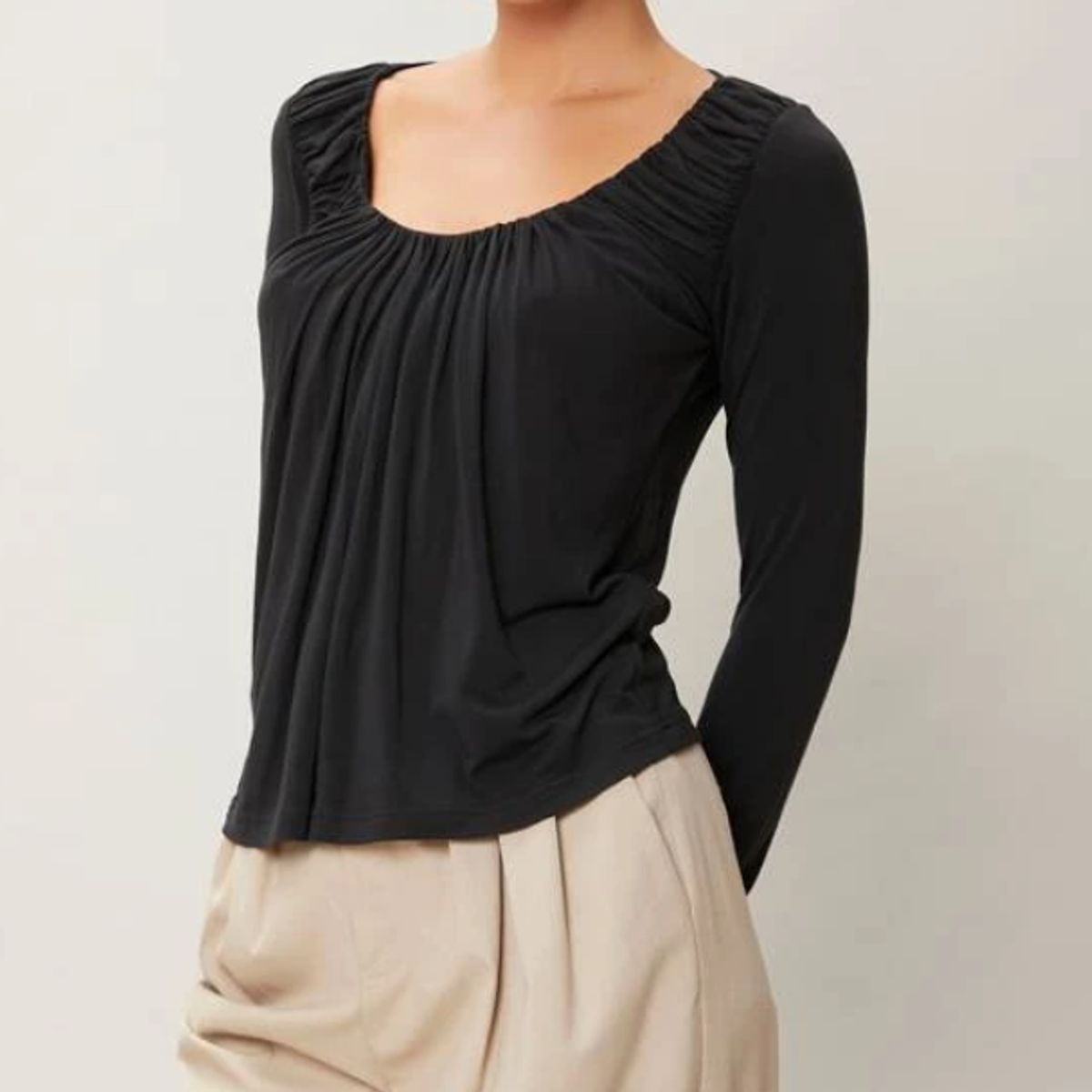 KIRAMA CLOTHING STORE - Top Negro Fruncido con Escote Scoop  Manga Larga