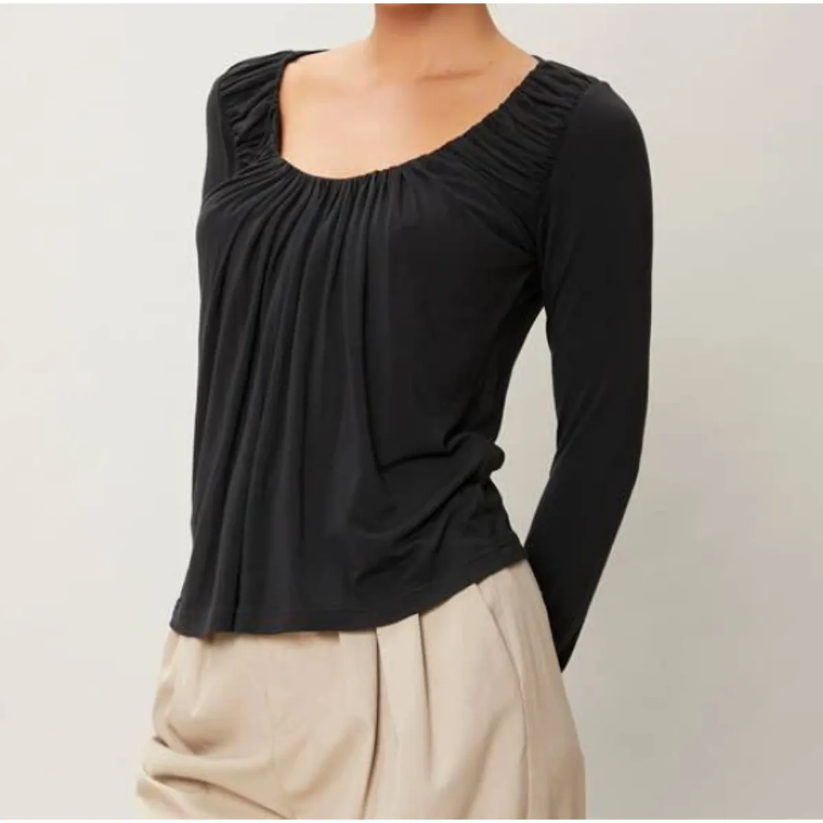 KIRAMA CLOTHING STORE - Top Negro Fruncido con Escote Scoop  Manga Larga