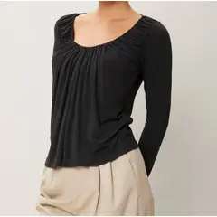 KIRAMA CLOTHING STORE - Top Negro Fruncido con Escote Scoop Manga Larga