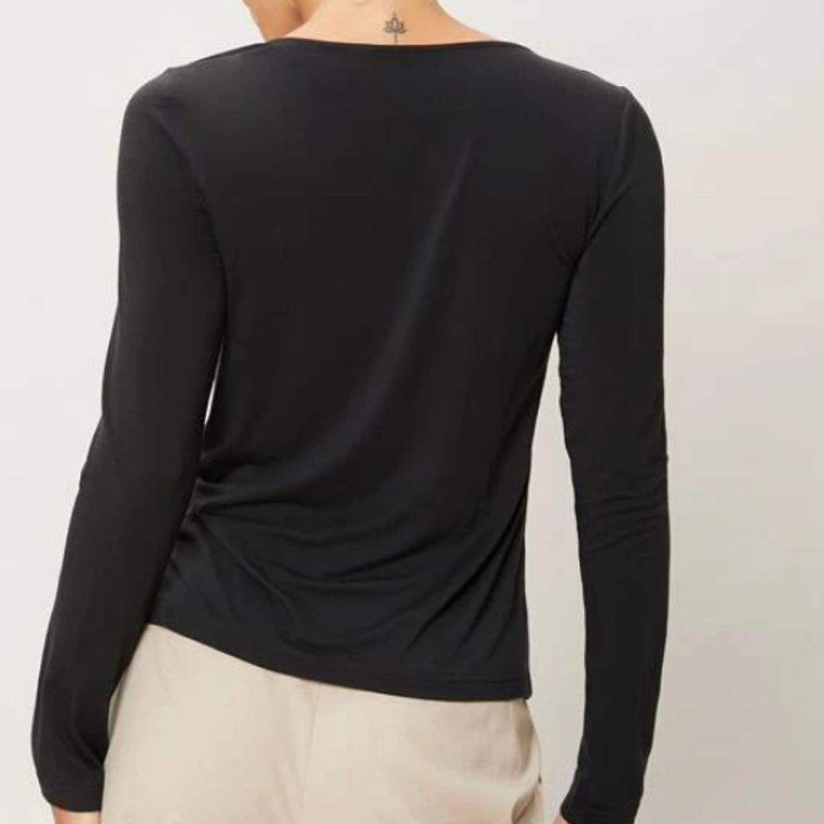 KIRAMA CLOTHING STORE - Top Negro Fruncido con Escote Scoop  Manga Larga