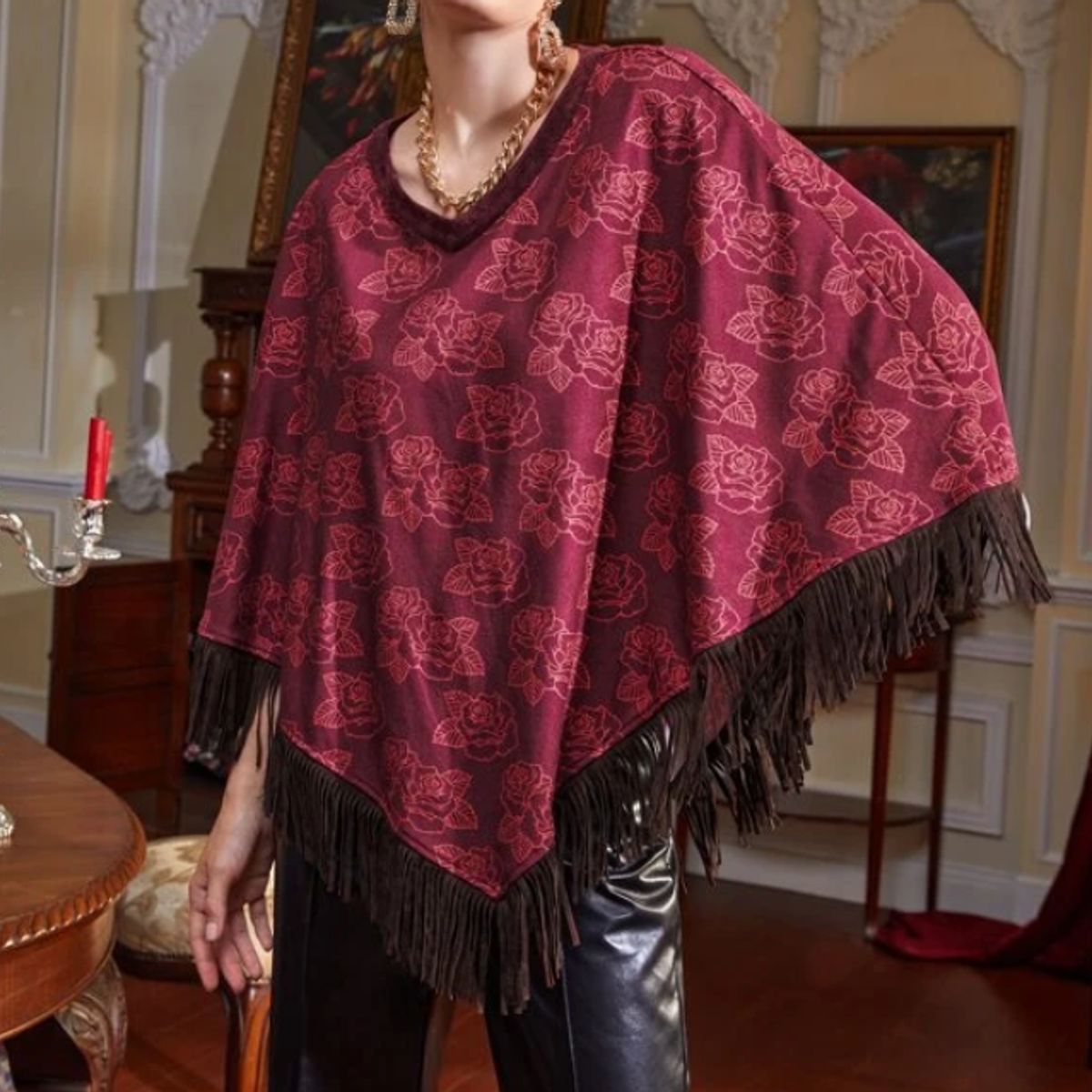 KIRAMA CLOTHING STORE - Poncho Burdeos con Estampado Floral y Flecos  Manga Murciélago