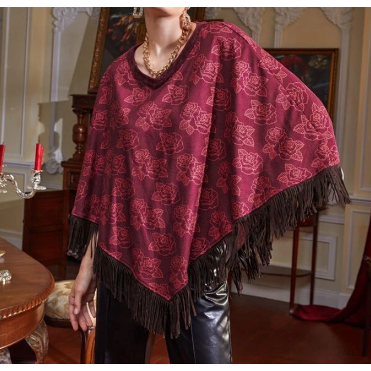 KIRAMA CLOTHING STORE - Poncho Burdeos con Estampado Floral y Flecos  Manga Murciélago