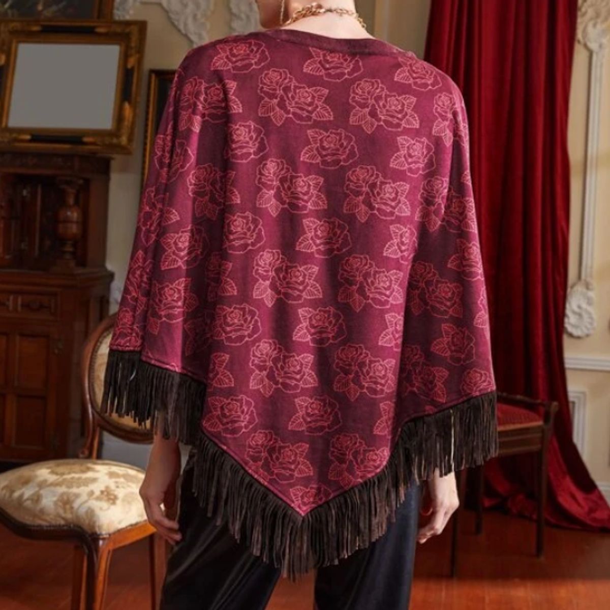 KIRAMA CLOTHING STORE - Poncho Burdeos con Estampado Floral y Flecos  Manga Murciélago