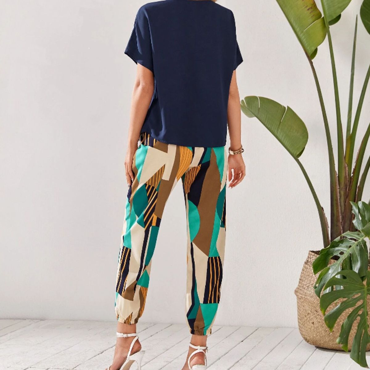 KIRAMA CLOTHING STORE - Conjunto Blusa Azul Marino y Pantalón Estampado Geométrico