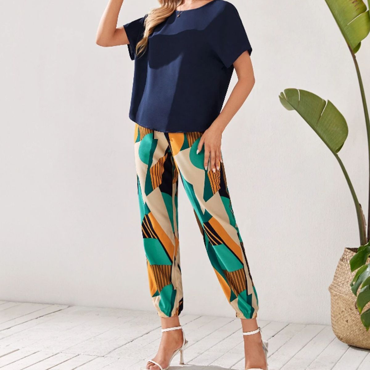 KIRAMA CLOTHING STORE - Conjunto Blusa Azul Marino y Pantalón Estampado Geométrico
