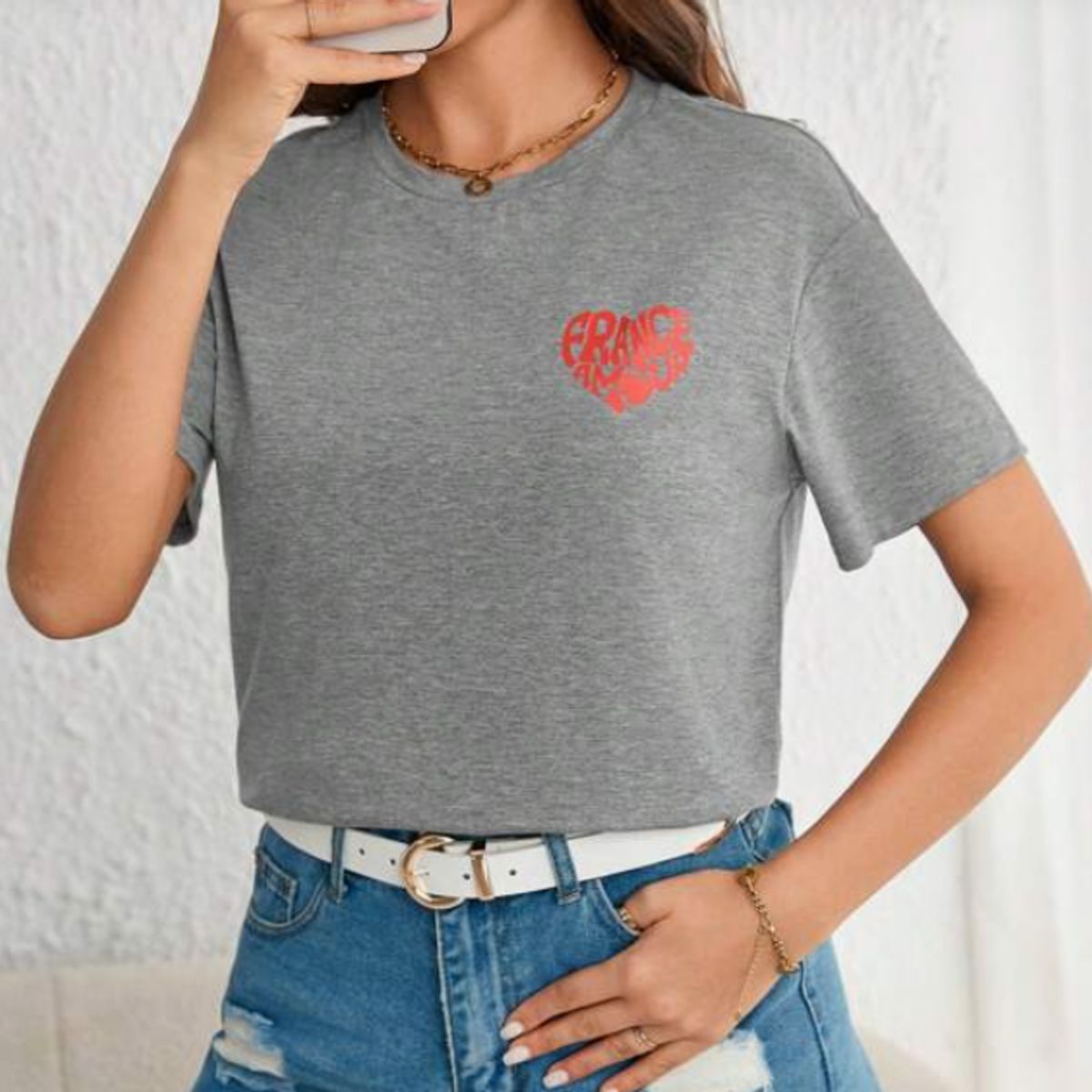 KIRAMA CLOTHING STORE - Camiseta Gris Casual con Estampado Corazón