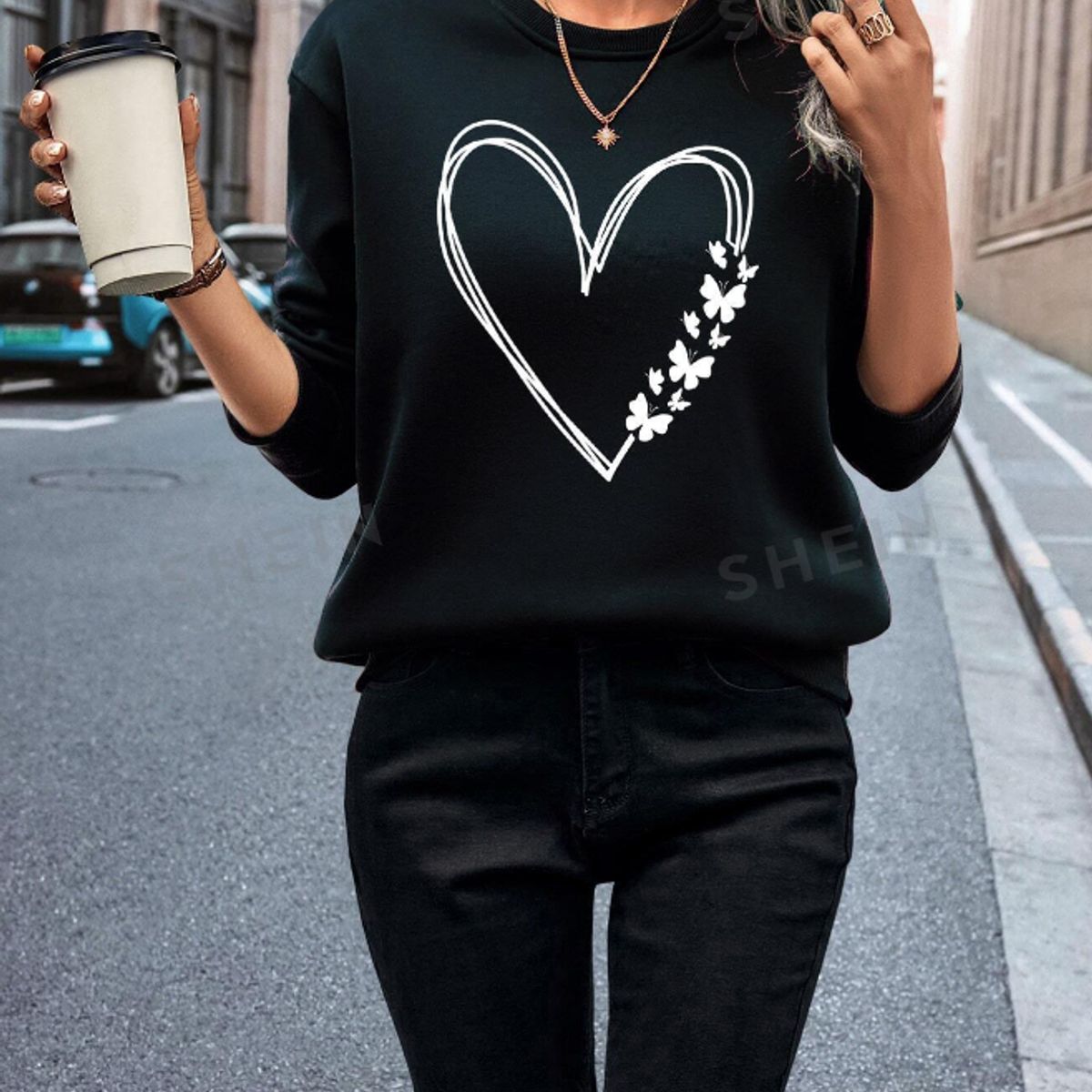 KIRAMA CLOTHING STORE - Polerón Negro con Estampado de Corazón y Mariposas