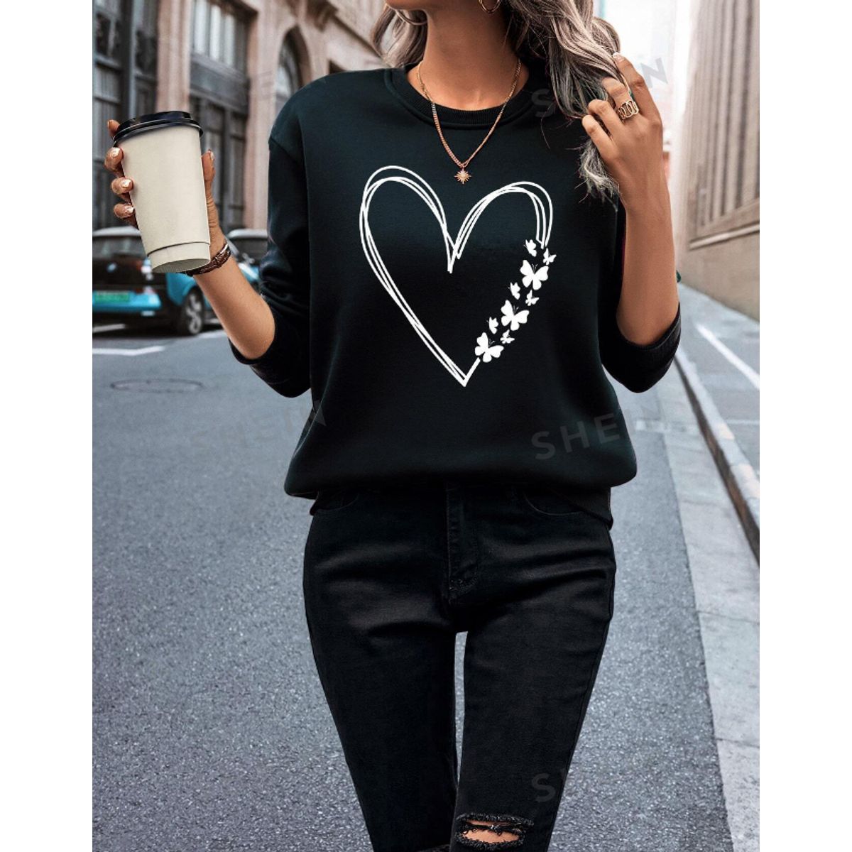 KIRAMA CLOTHING STORE - Polerón Negro con Estampado de Corazón y Mariposas