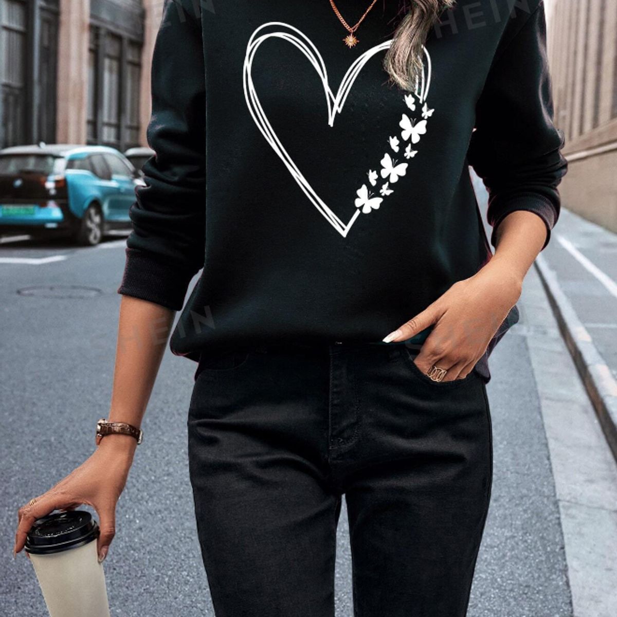 KIRAMA CLOTHING STORE - Polerón Negro con Estampado de Corazón y Mariposas