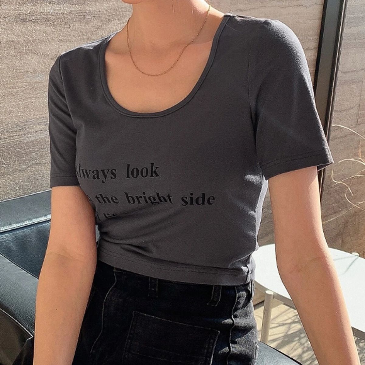 KIRAMA CLOTHING STORE - Polera Gris Oscuro Crop con Frase Casual