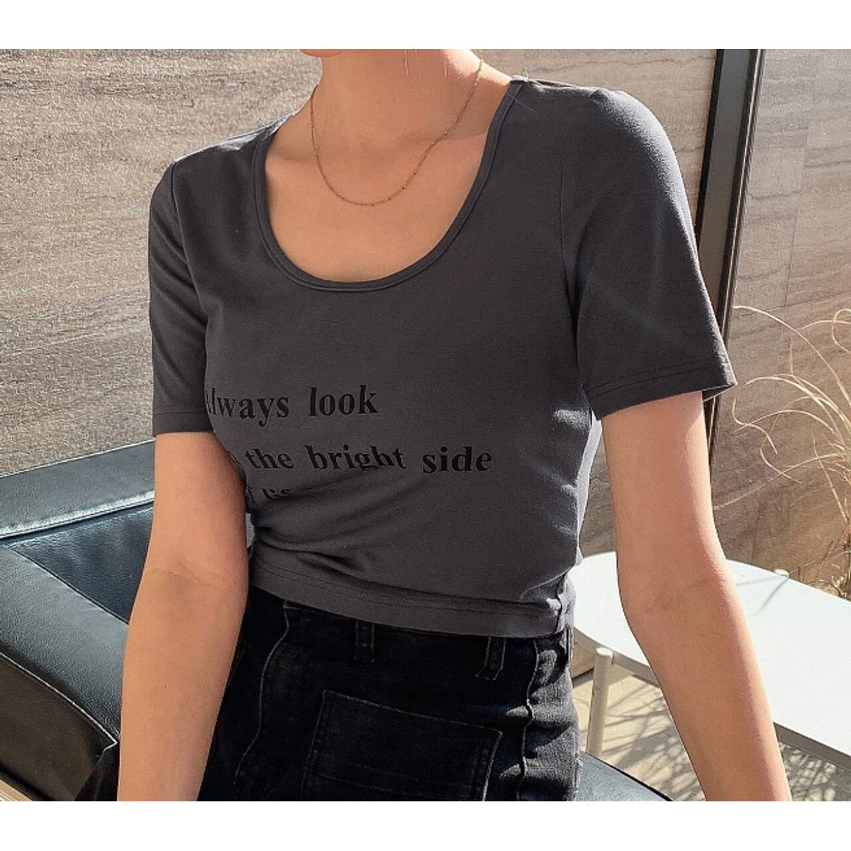 KIRAMA CLOTHING STORE - Polera Gris Oscuro Crop con Frase Casual