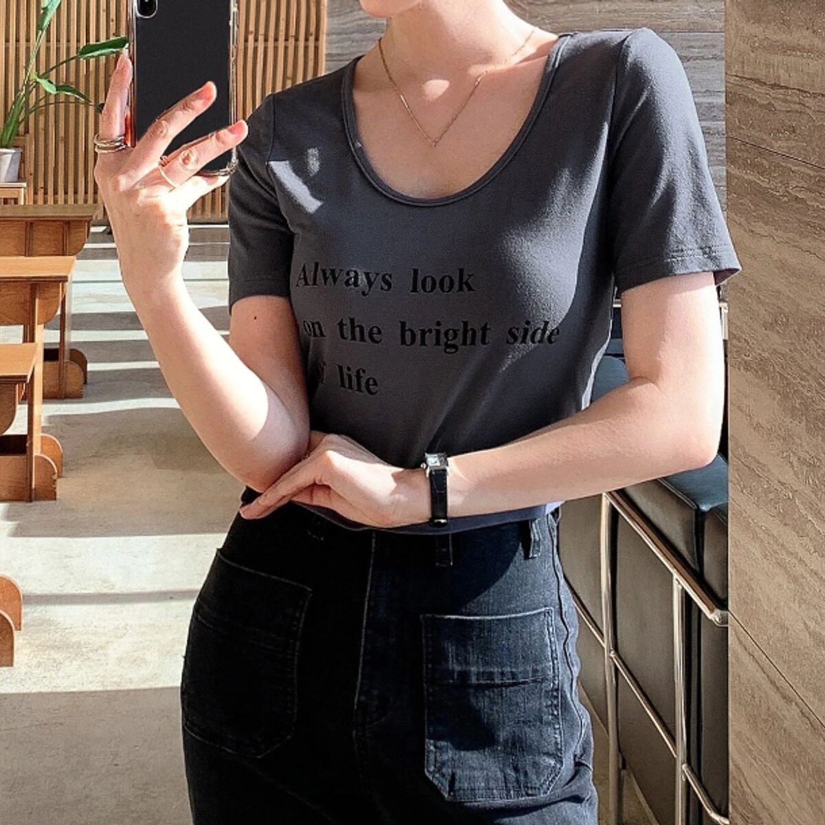 KIRAMA CLOTHING STORE - Polera Gris Oscuro Crop con Frase Casual