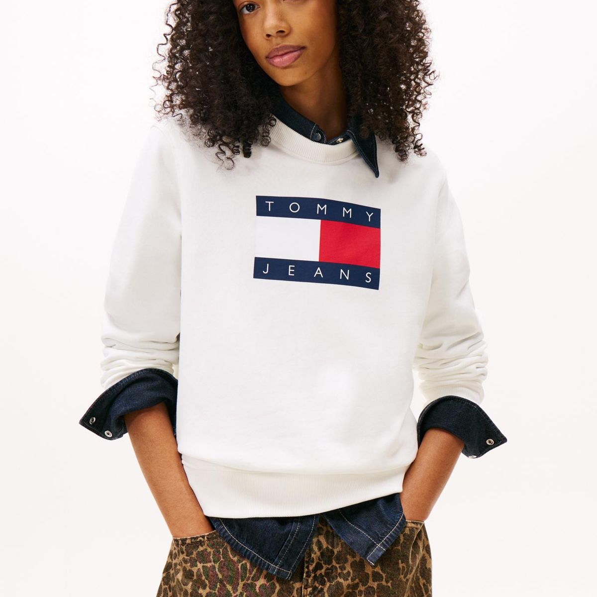 TOMMY HILFIGER - Polerón Con Logo De Parche Blanco Tommy Jeans