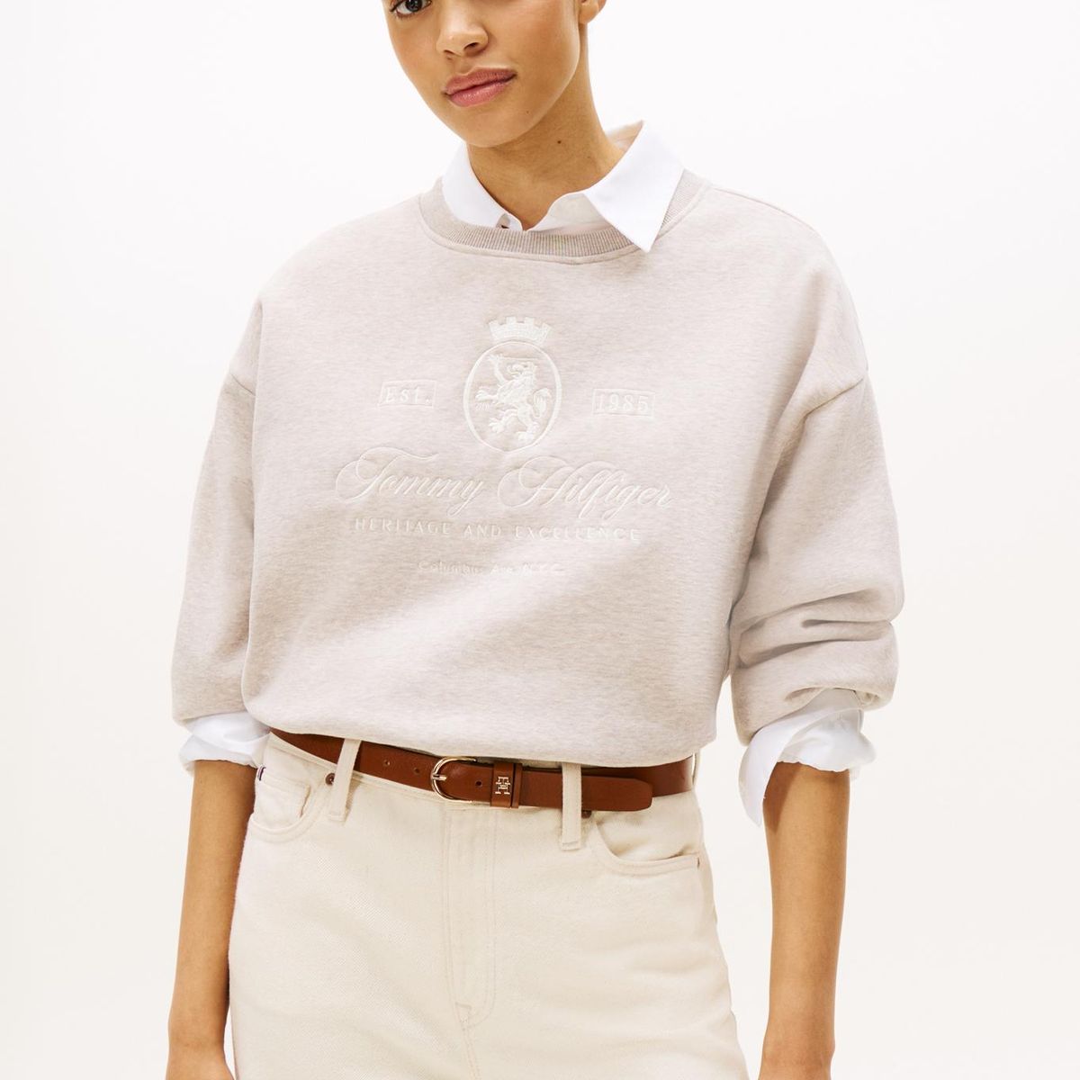 TOMMY HILFIGER - Polerón Relaxed Varsity Crest Beige Tommy Hilfiger