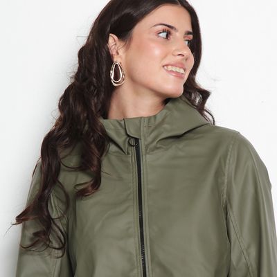 Imagen 2 del producto CHAQUETA IMPERMEABLE MANGA LARGA CON CAPUCHA