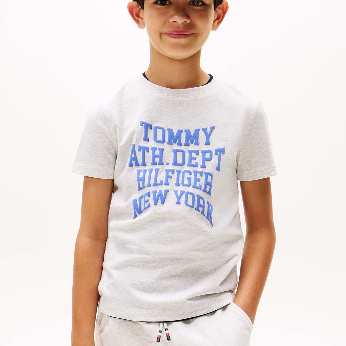 TOMMY HILFIGER - Polera Con Logo Varsity Gris Tommy Hilfiger