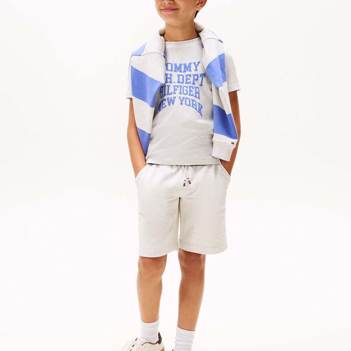 TOMMY HILFIGER - Polera Con Logo Varsity Gris Tommy Hilfiger