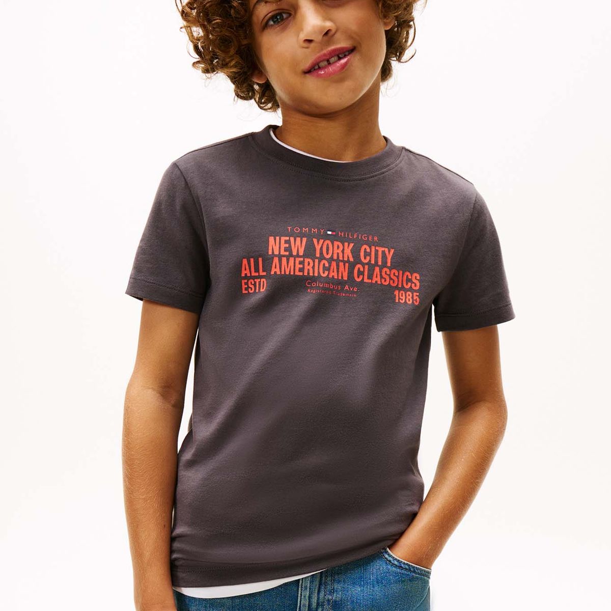 TOMMY HILFIGER - Polera Con Logo Gráfico Nyc Gris Tommy Hilfiger