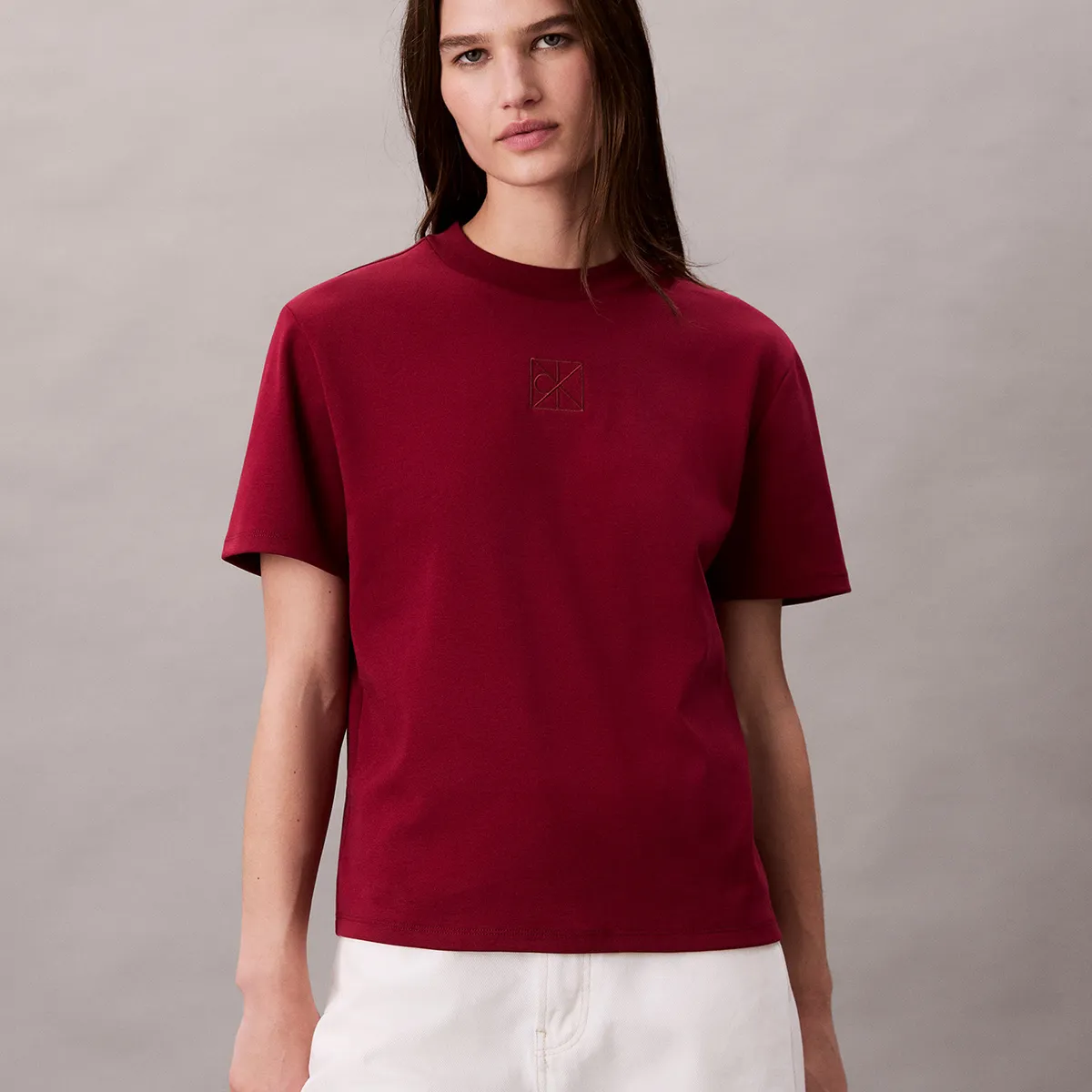 CALVIN KLEIN - Polera Interlock Con Emblema CK Rojo Calvin Klein