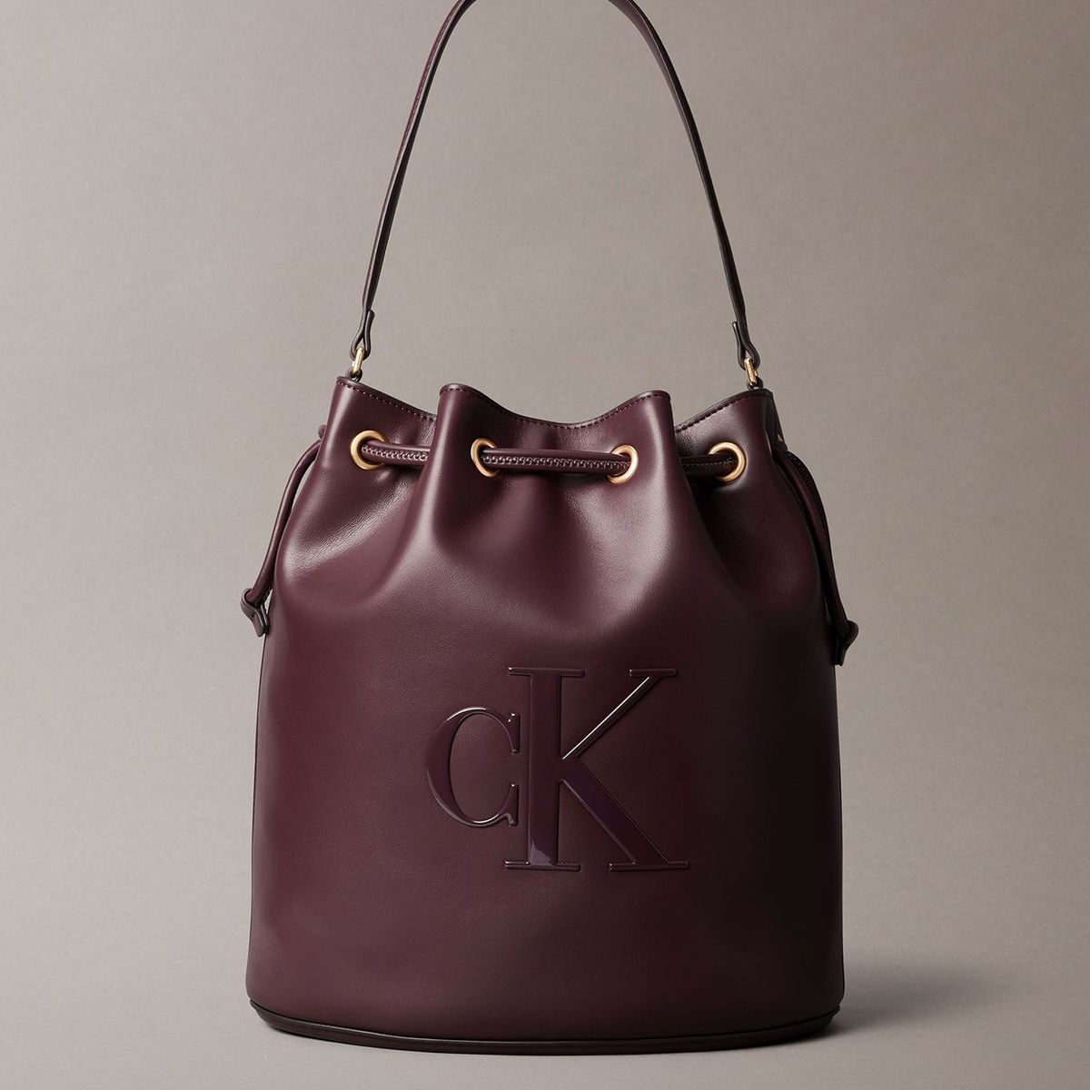 CALVIN KLEIN - Cartera Bucket Con Logo Monograma Grabado Café Calvin Klein