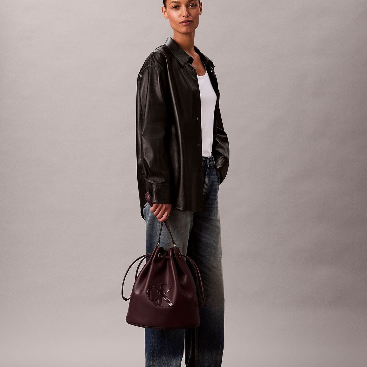 CALVIN KLEIN - Cartera Bucket Con Logo Monograma Grabado Café Calvin Klein