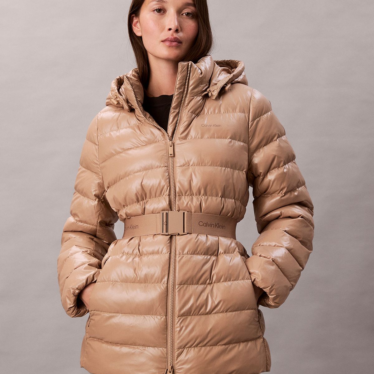 CALVIN KLEIN - Parka Puffer De Plumas Ligera Con Cinturón Café Calvin Klein