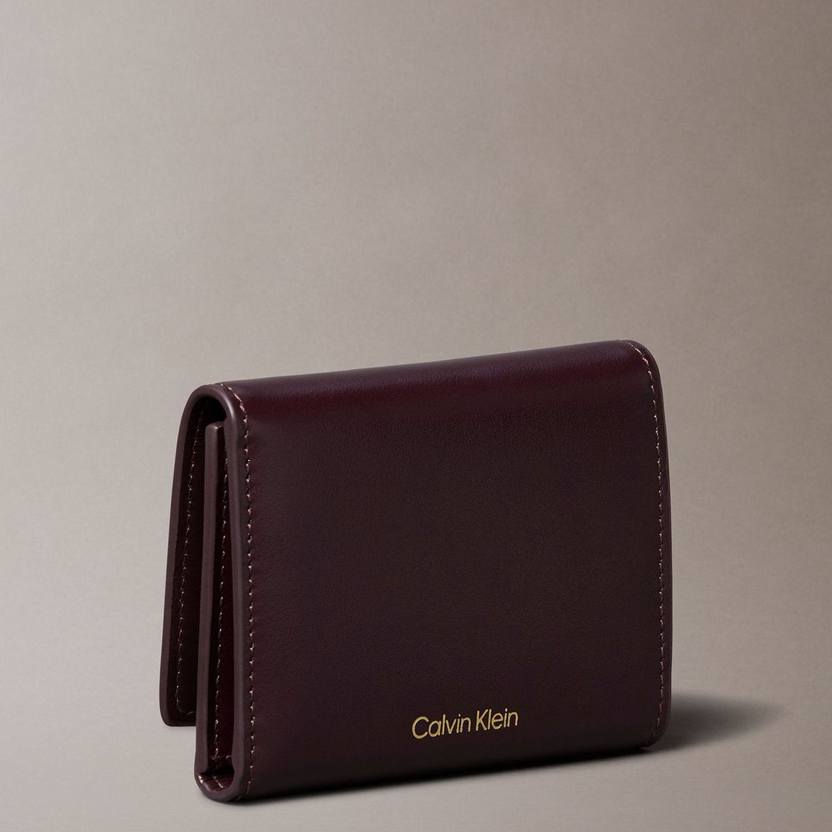 CALVIN KLEIN - Billetera de Plegado Triple de Cuero Café Calvin Klein