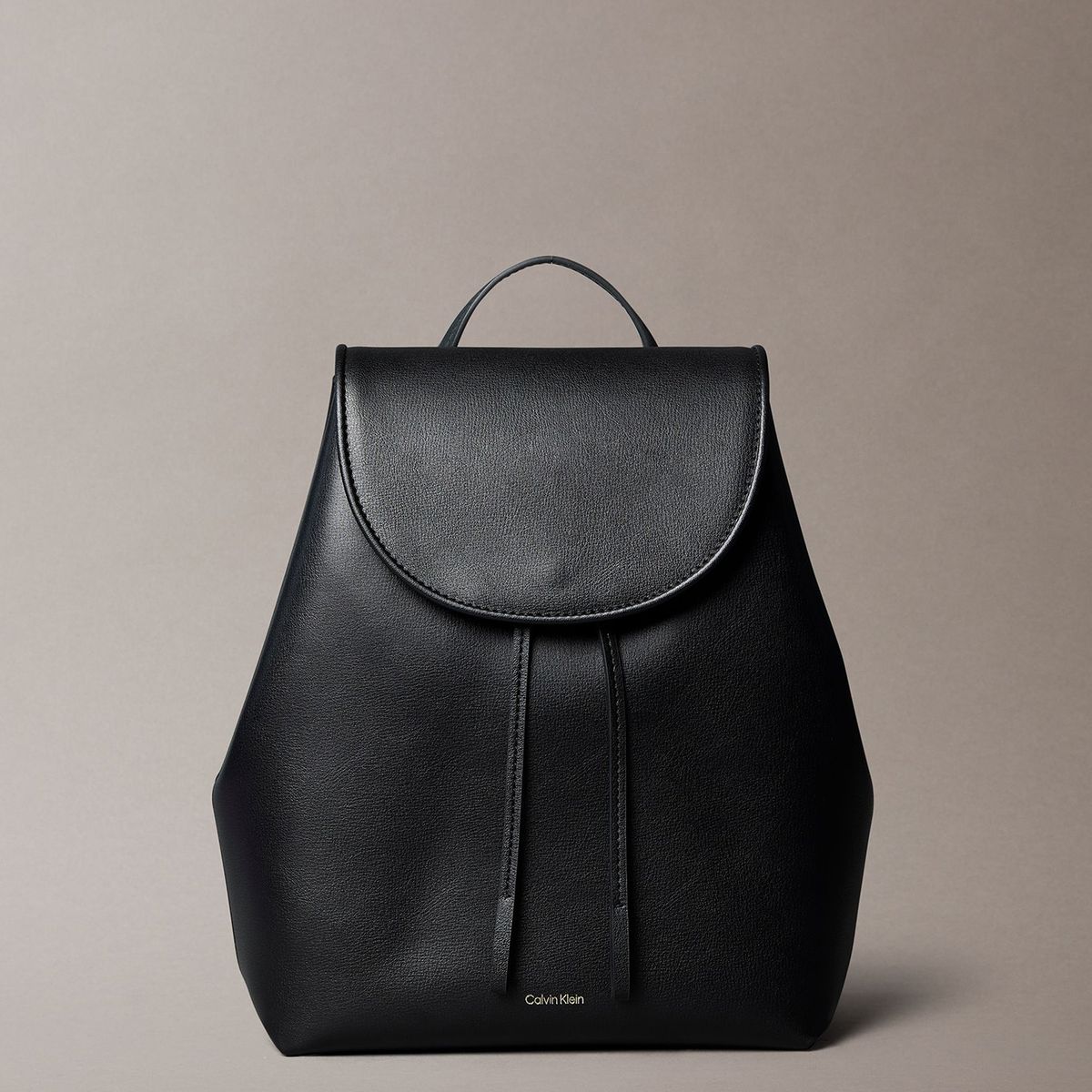 CALVIN KLEIN - Mochila Con Solapa Y Cierre Con Cordón Negro Calvin Klein