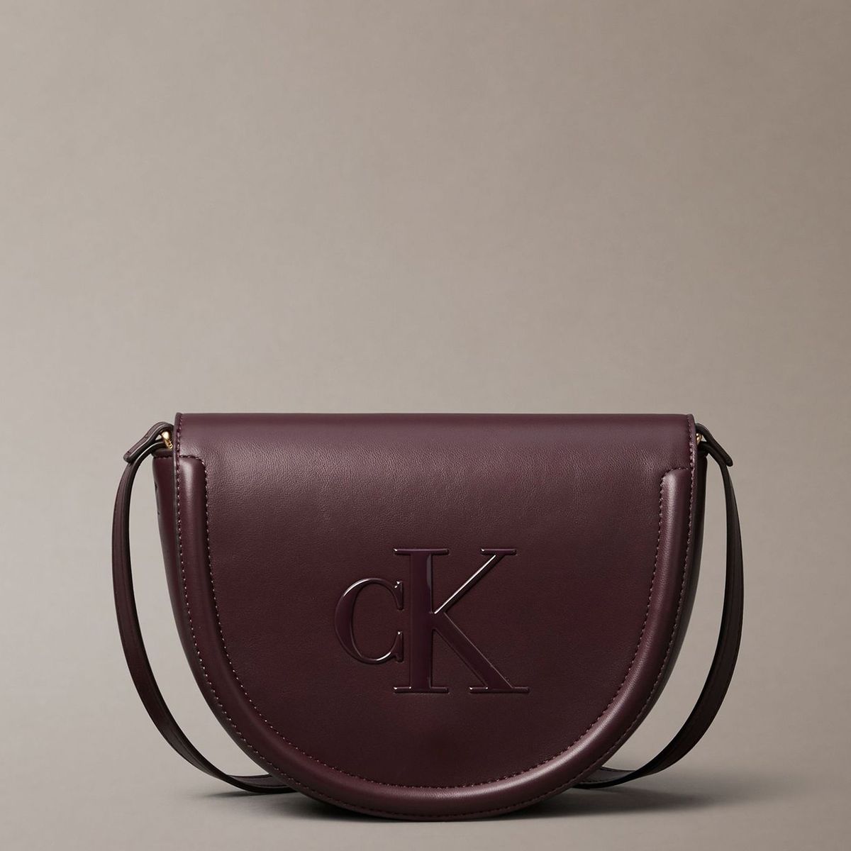 CALVIN KLEIN - Cartera Saddle Con Monograma Grabado Café Calvin Klein
