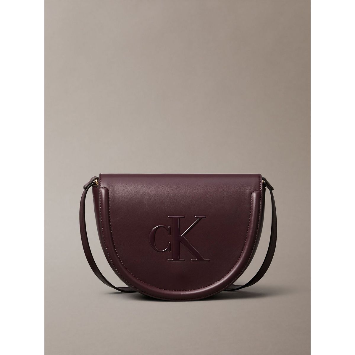 CALVIN KLEIN - Cartera Saddle Con Monograma Grabado Café Calvin Klein