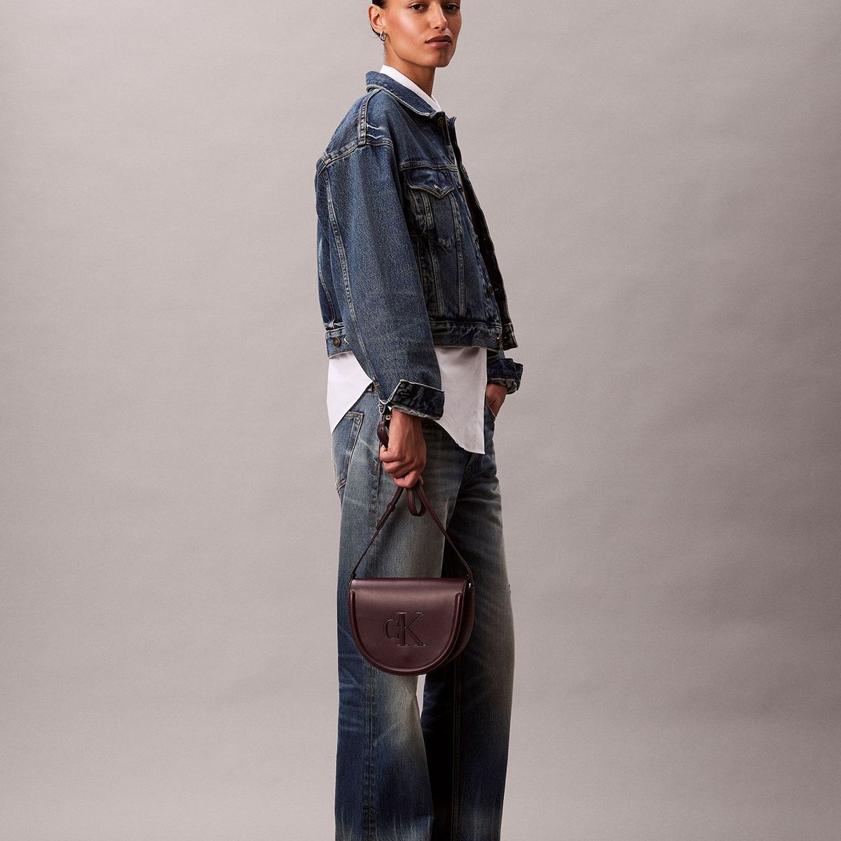 CALVIN KLEIN - Cartera Saddle Con Monograma Grabado Café Calvin Klein