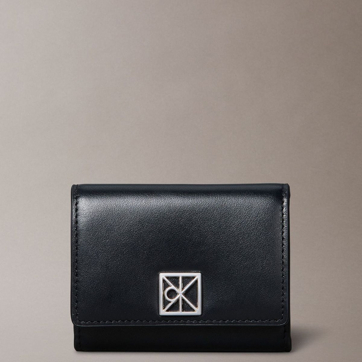 CALVIN KLEIN - Billetera de Plegado Triple de Cuero Negro Calvin Klein