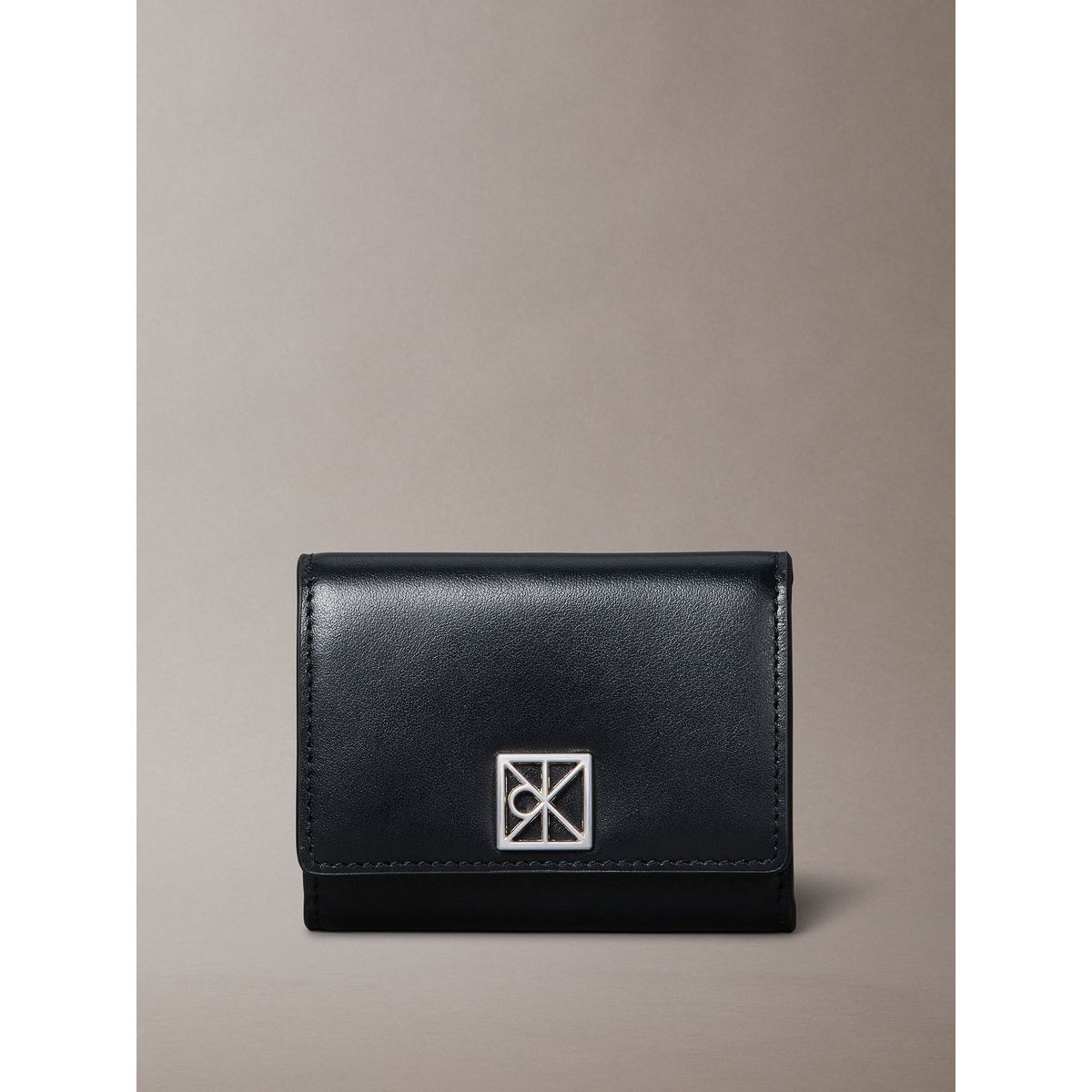 CALVIN KLEIN - Billetera de Plegado Triple de Cuero Negro Calvin Klein