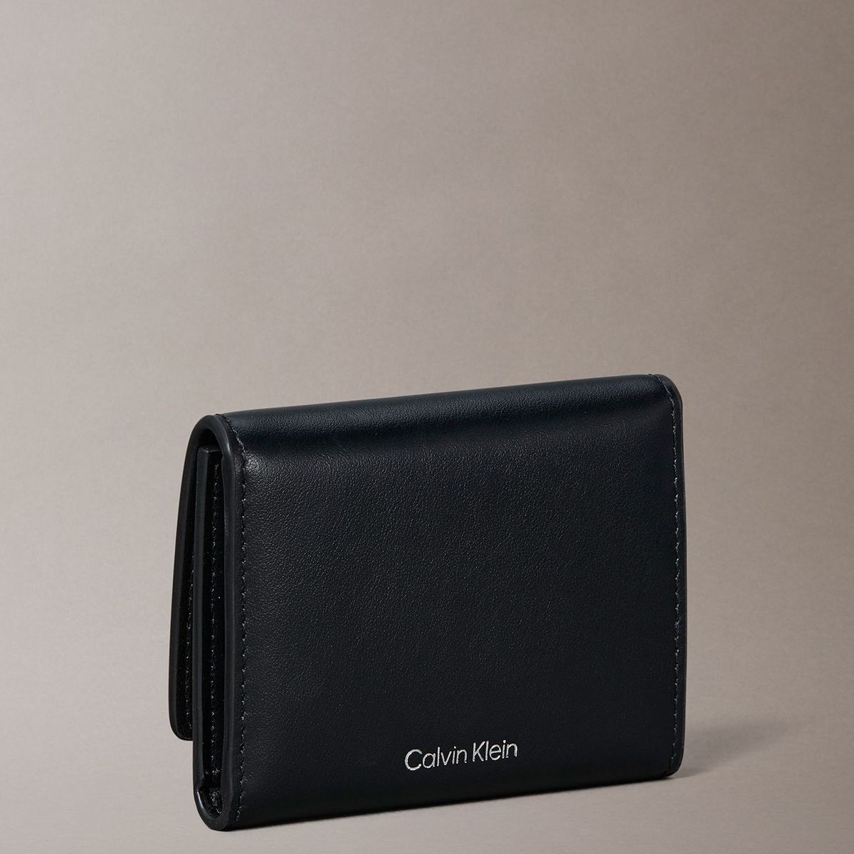 CALVIN KLEIN - Billetera de Plegado Triple de Cuero Negro Calvin Klein