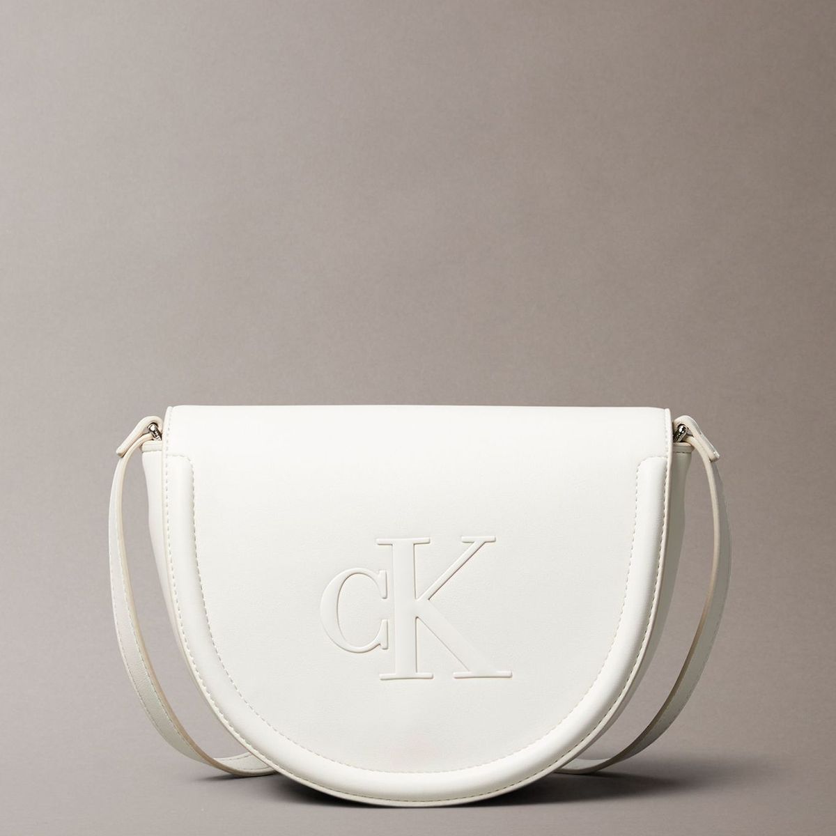 CALVIN KLEIN - Cartera Saddle Con Monograma Grabado Blanco Calvin Klein
