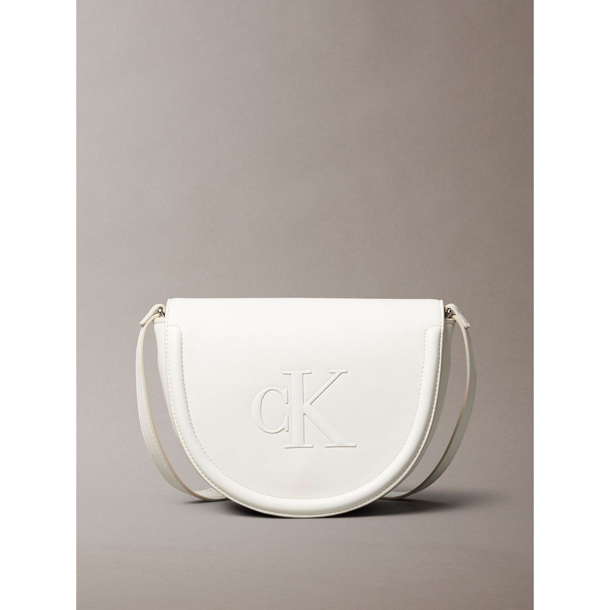 CALVIN KLEIN - Cartera Saddle Con Monograma Grabado Blanco Calvin Klein