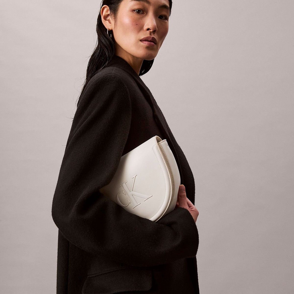 CALVIN KLEIN - Cartera Saddle Con Monograma Grabado Blanco Calvin Klein