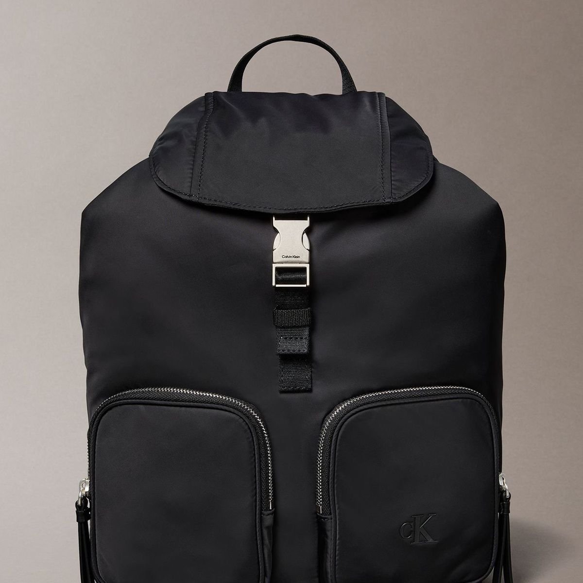 CALVIN KLEIN - Mochila Con Solapa De Satén Y Nailon Negro Calvin Klein