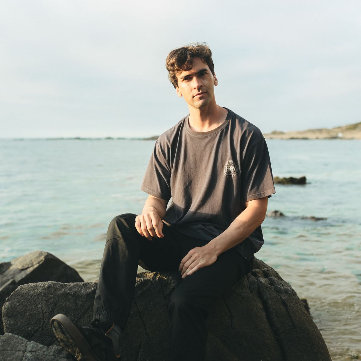 MAUI AND SONS - Polera MC Oval Seal Gris Hombre Maui And Sons