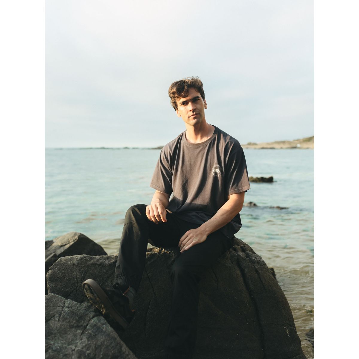 MAUI AND SONS - Polera MC Oval Seal Gris Hombre Maui And Sons