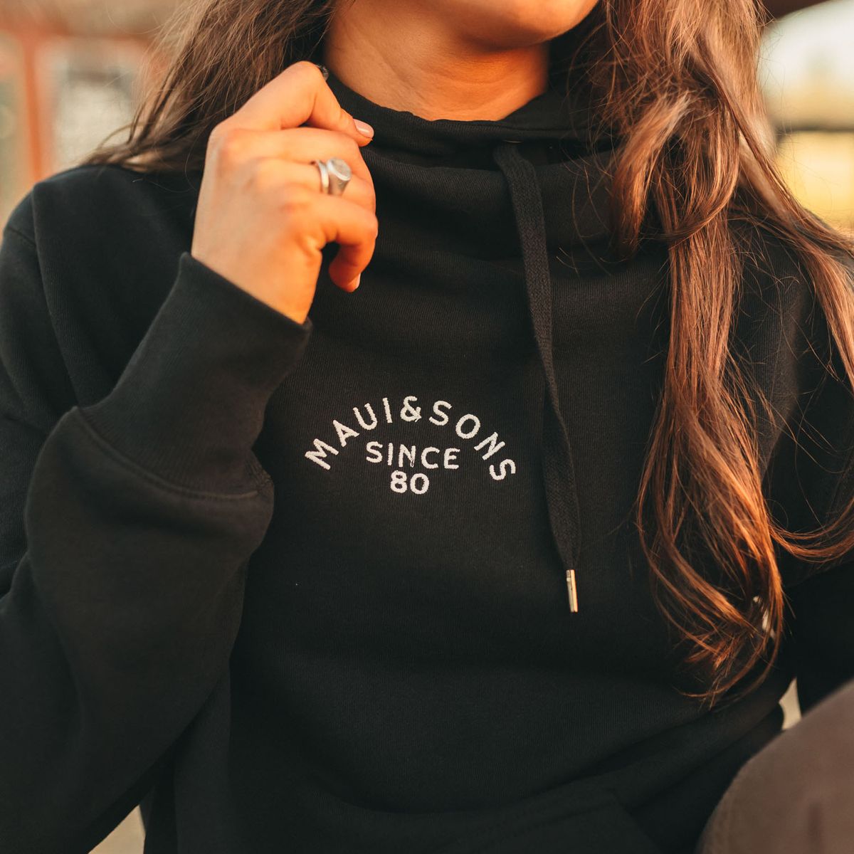 MAUI AND SONS - Poleron Canguro Bali Negro Mujer Maui And Sons