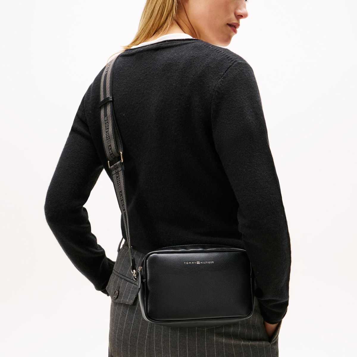 TOMMY HILFIGER - Bandolera Tonal Con Logo Negro Tommy Hilfiger