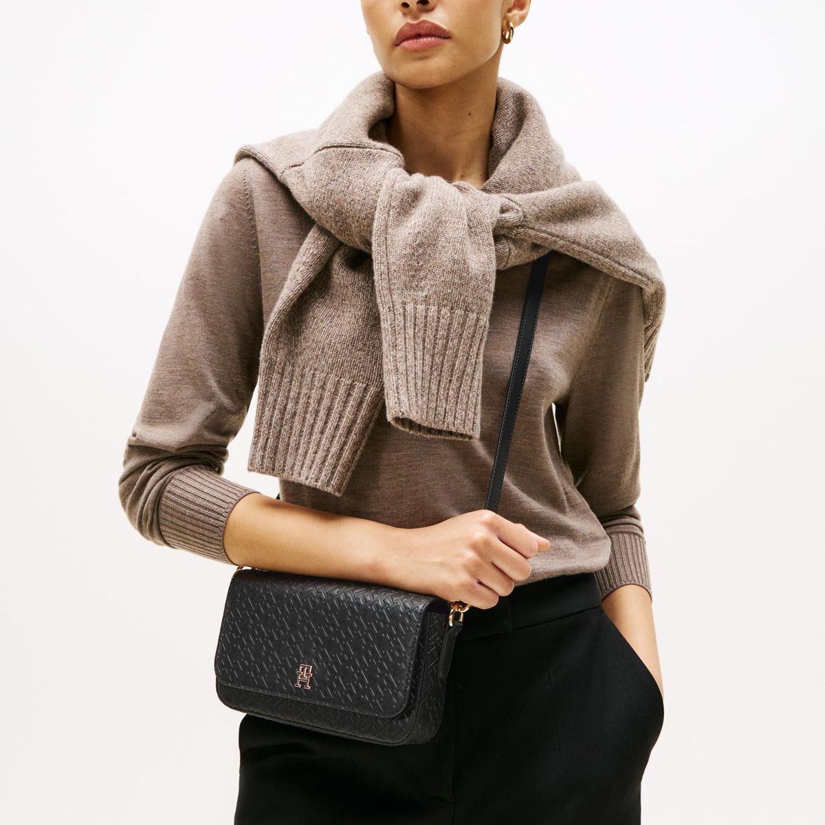 TOMMY HILFIGER - Cartera Icon Monogram Negro Tommy Hilfiger