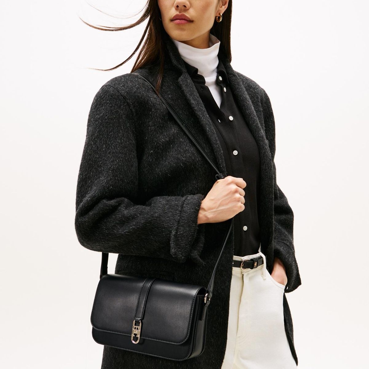 TOMMY HILFIGER - Bandolera Con Solapa Monogram Negro Tommy Hilfiger