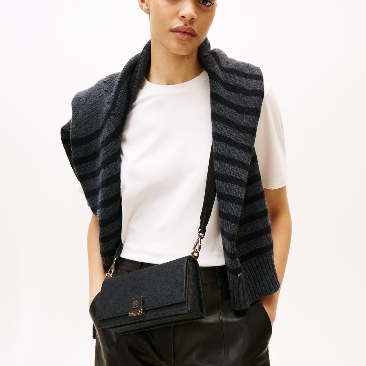 TOMMY HILFIGER - Cartera Texturizada Monogram Negro Tommy Hilfiger