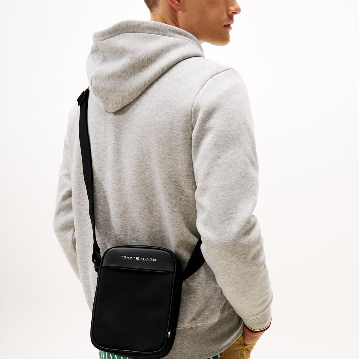 TOMMY HILFIGER - Bolso Reporter Texturizado Negro Tommy Hilfiger