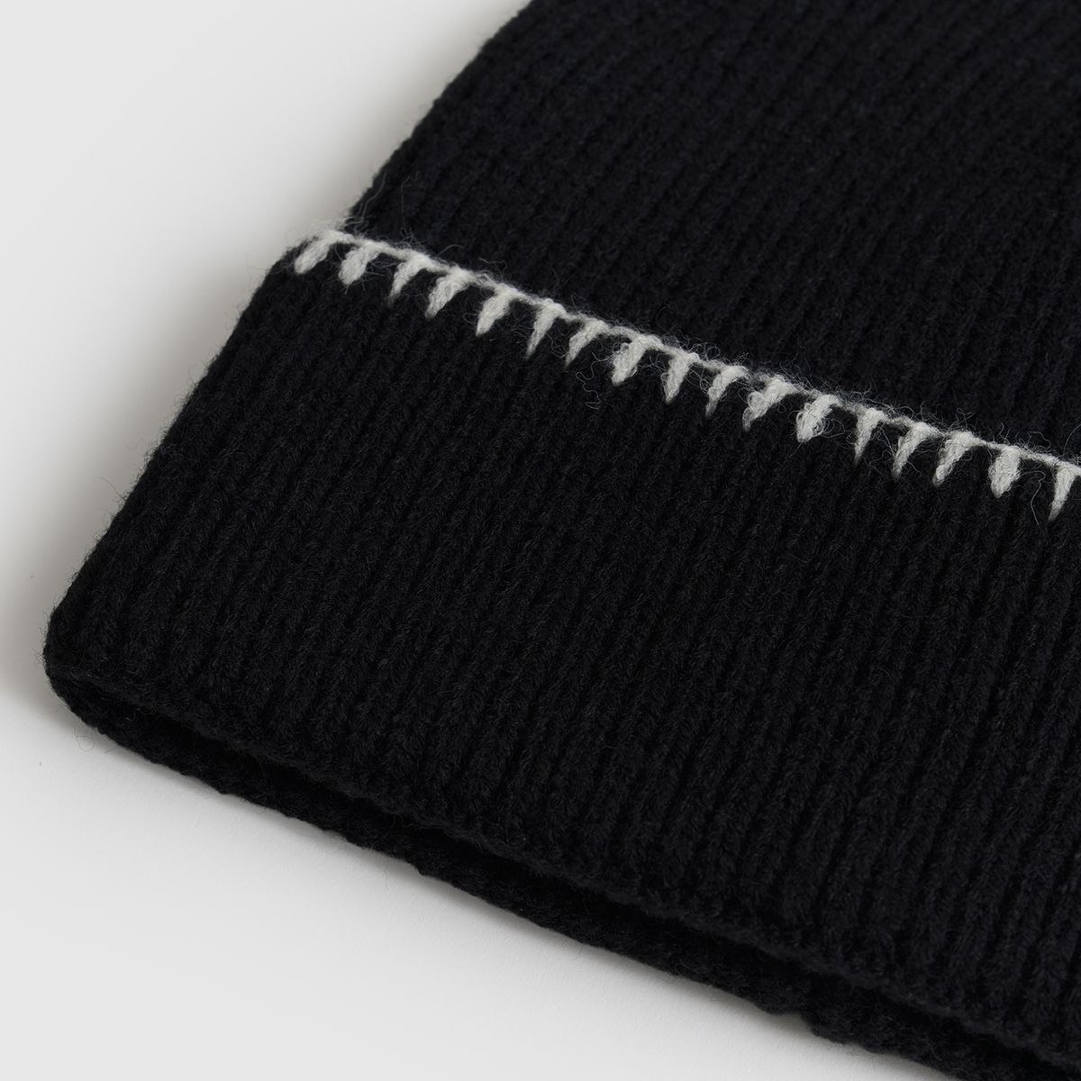 LOUNGE - Gorro Piping Bicolor Alto Invierno LOUNGE