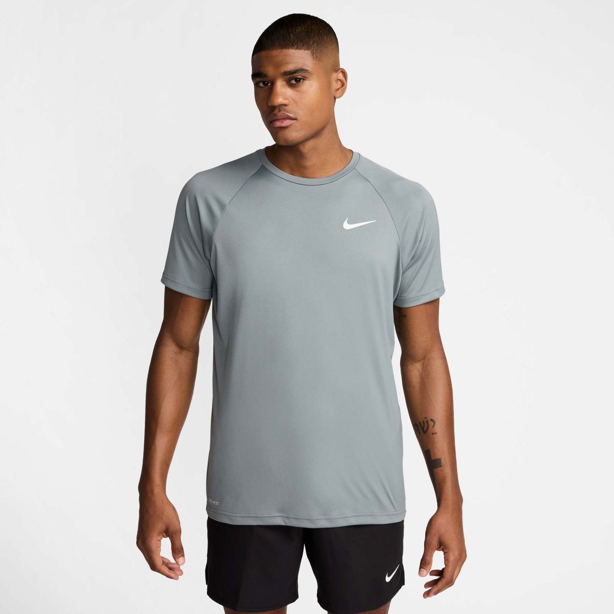 NIKE - Polera Nike Essential Short Sleeve Hydroguard Gris Hombre - Gris