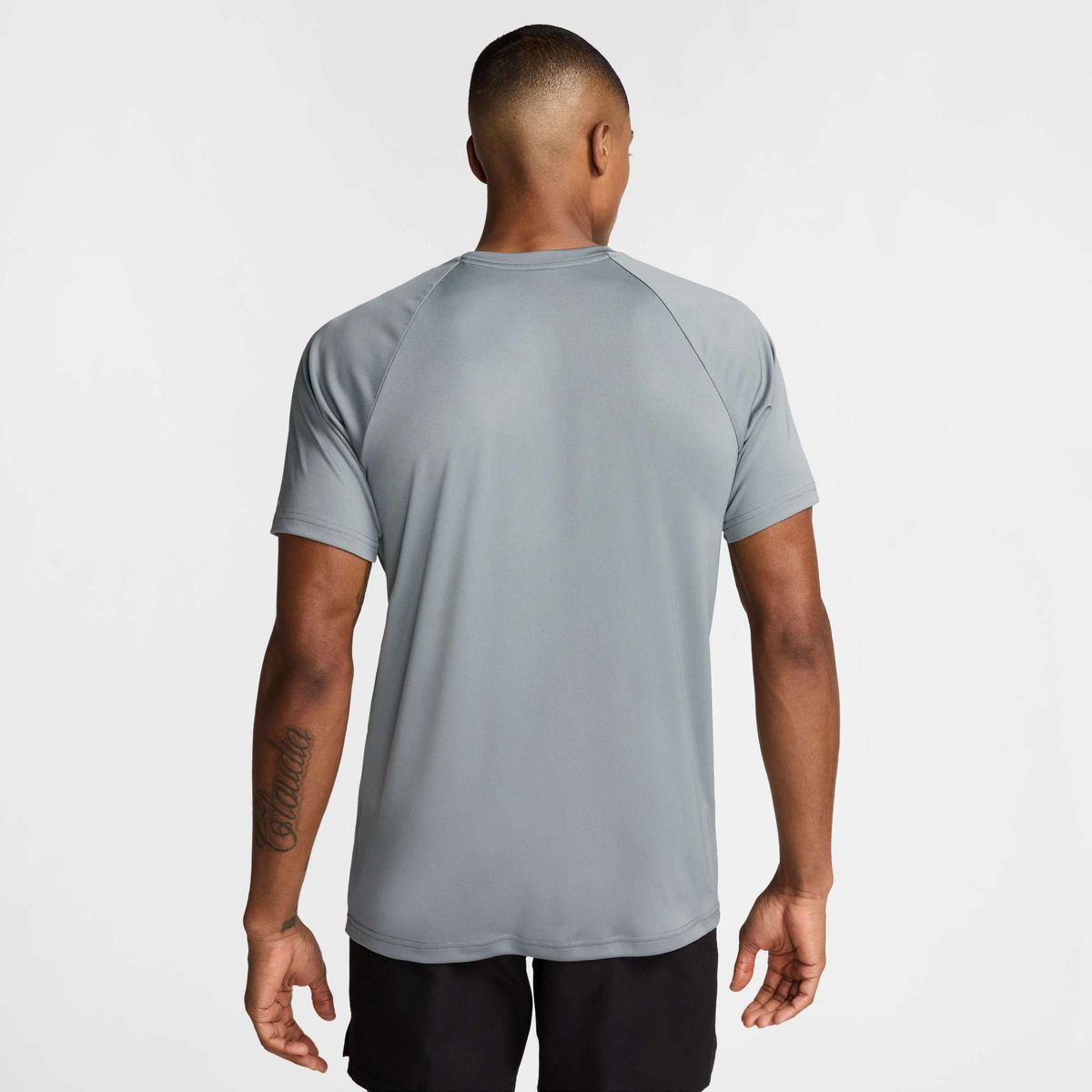 NIKE - Polera Nike Essential Short Sleeve Hydroguard Gris Hombre - Gris